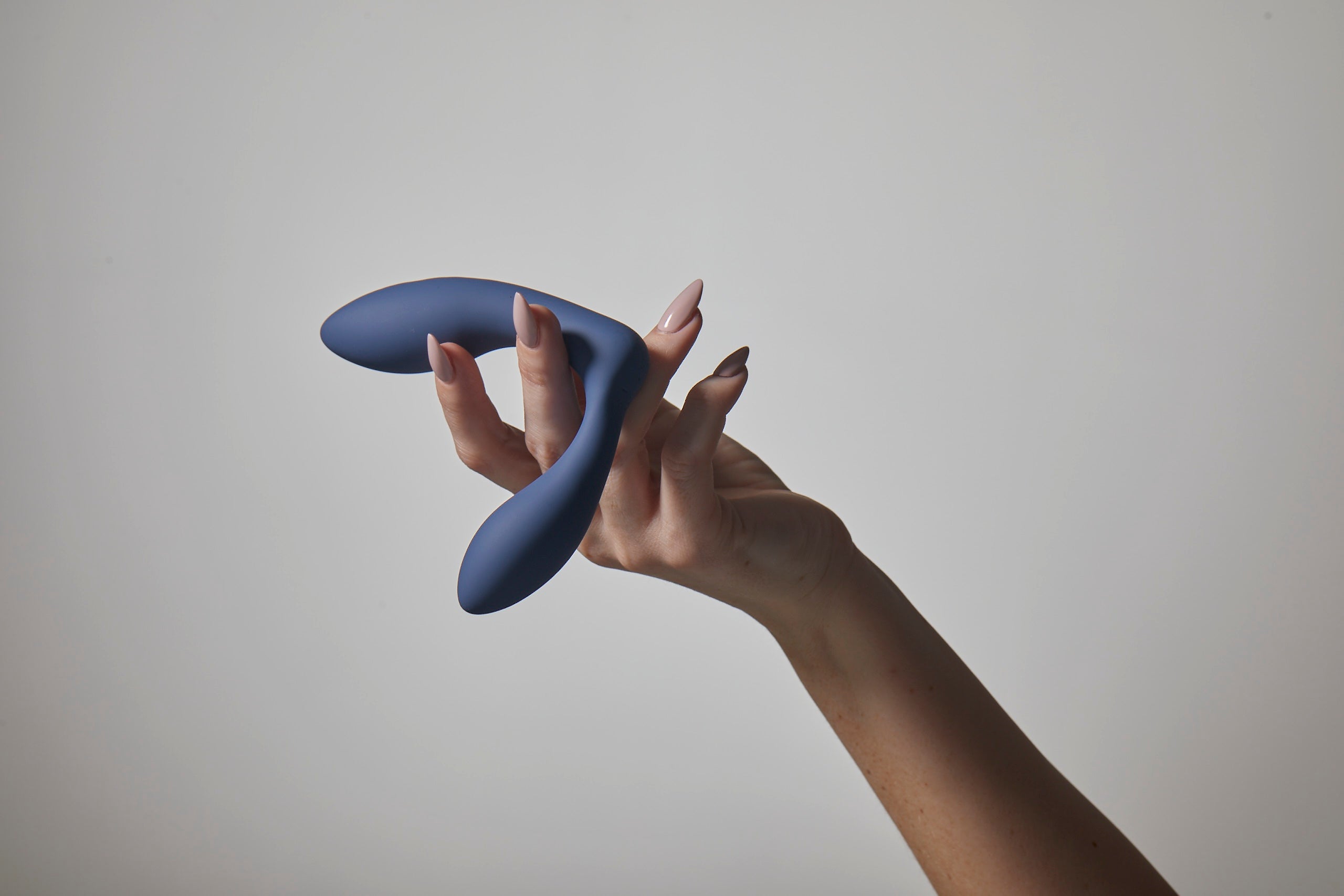 Queen In Between Vibrator - Dual Engine Vibrator